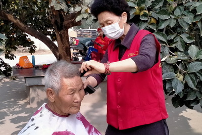 爱心暖重阳 义剪传温情——开封市义工协会为乡村敬老院开展理发服务