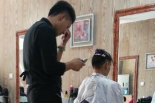 集市里的守望者 老式理发匠人的坚守与温度