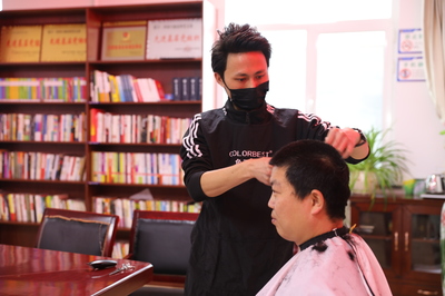 一把剪刀的温度 上门理发师为一线民警解决“头”等大事